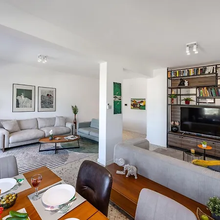 Trygoni Court - Elegant Downtown 3-bdr