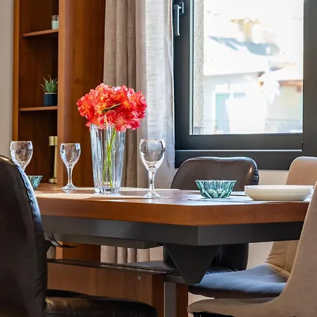 Trygoni Court - Elegant Downtown 3-bdr *