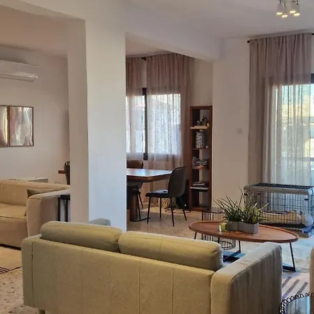 Trygoni Court - Elegant Downtown 3-Bdr Apartment
