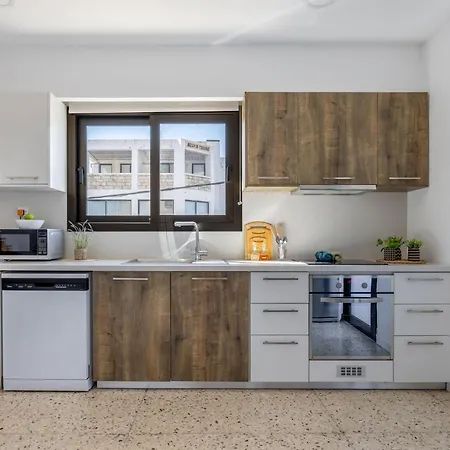 Trygoni Court - Elegant Downtown 3-bdr * Limassol