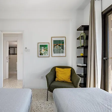 Trygoni Court - Elegant Downtown 3-bdr Apartment